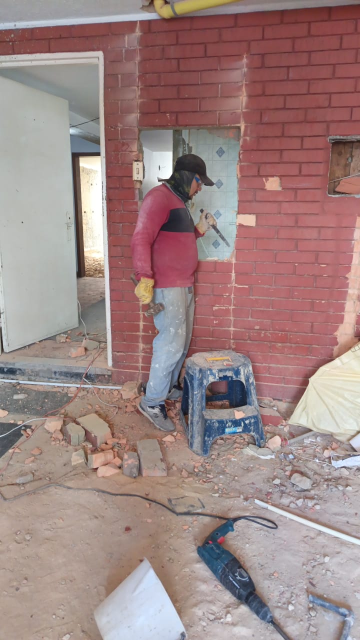 Equipo de Acabados y Remodelación Wmora en obra