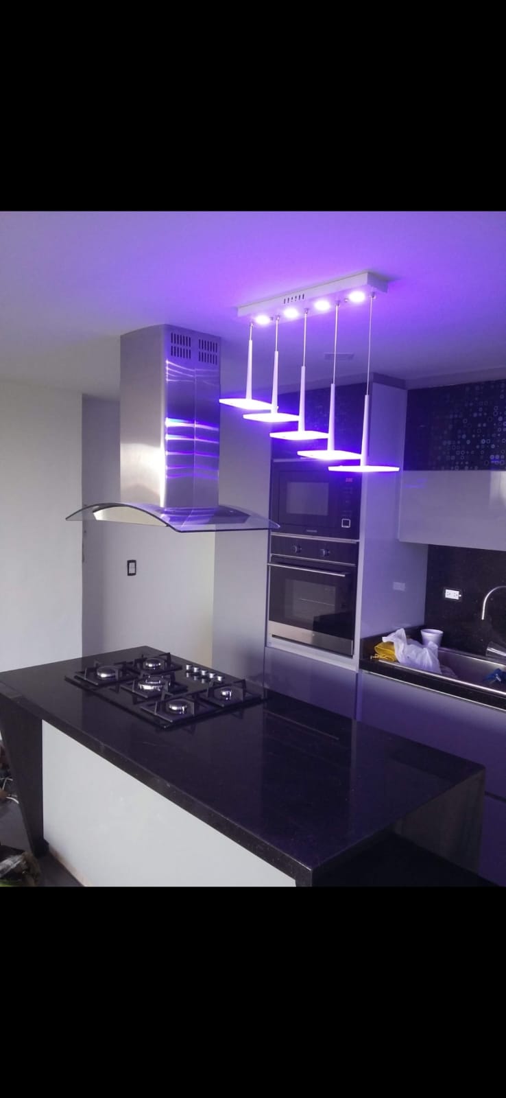 Cocina moderna con iluminación LED